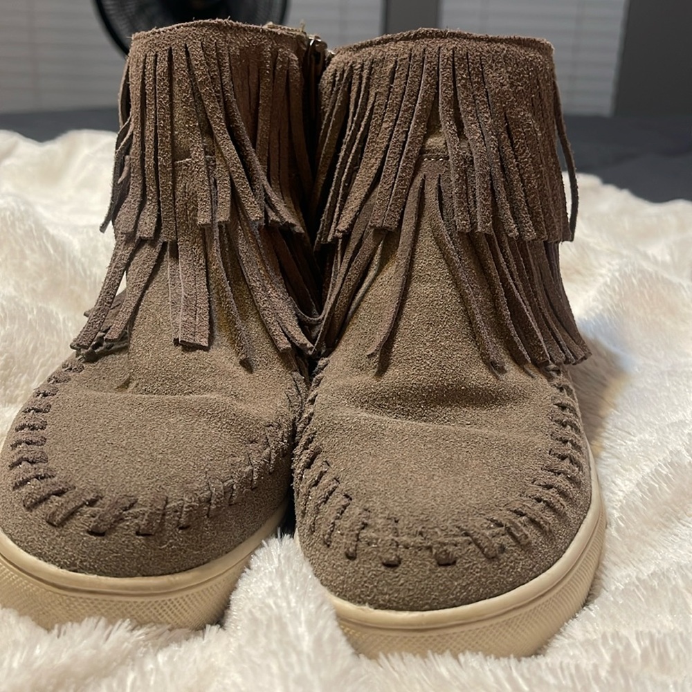 Fall into fall 🍁 with some fringey ankle shoes! Super comfortable 🥰